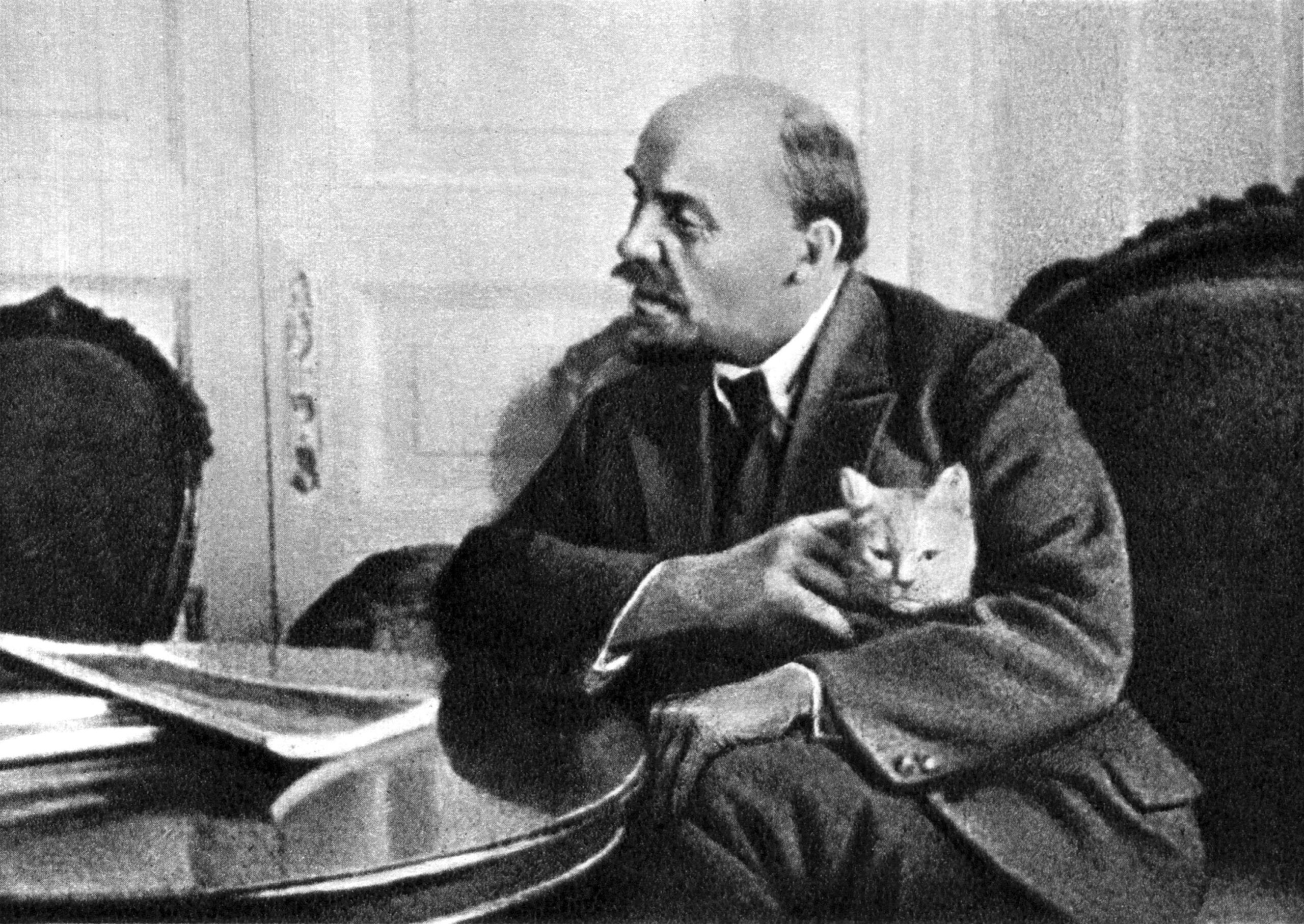El martell i l’enclusa. Lenin entre l’anti-estatisme a radical i el capitalisme d’estat.